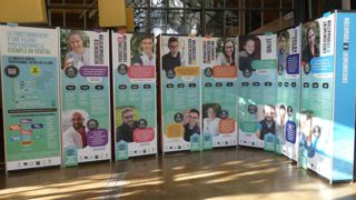 L’exposition modulable et itinérante, sur les métiers du végétal : pliée dans deux mallettes, elle comprend un kit dehuit panneaux permettant de réaliser deux types de stands. L’exposition modulable et itinérante, sur les métiers du végétal : pliée dans deux mallettes, elle comprend un kit dehuit panneaux permettant de réaliser deux types de stands.